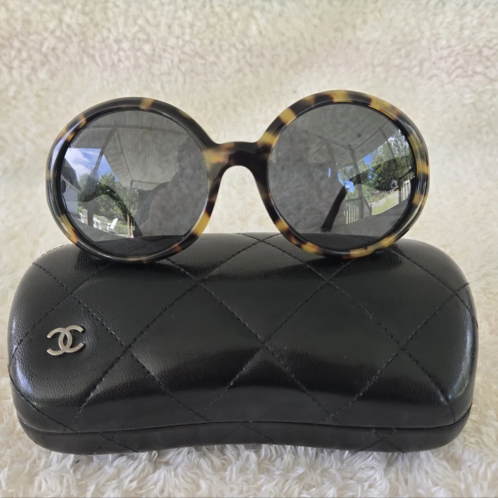 CHANEL | Accessories | Vintage Chanel Round Tortoise  display picture 2